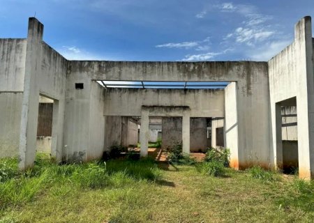 MESMO COM DINHEIRO EM CAIXA, OBRA DE CEIM NA VILA ERONDINA SEGUE ABANDONADA