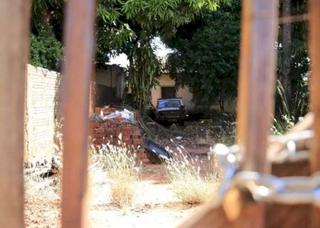 MULHER É ENCONTRADA MORTA DENTRO DE VEÍCULO ABANDONADO