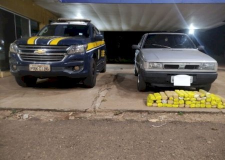 APÓS DEMONSTRAR NERVOSISMO EM ABORDAGEM, HOMEM É PRESO COM DROGAS EM CARRO