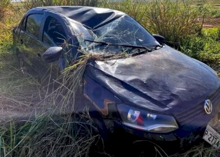 MOTORISTA PERDE CONTROLE DA DIREÇÃO E CAPOTA VEÍCULO EM RODOVIA