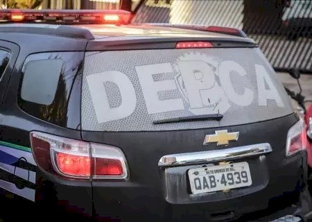 JOVEM É PRESO APÓS BATER A CABEÇA DA FILHA DE 1 ANO CONTRA O TANQUE