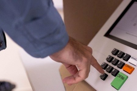 PF E UNIVERSIDADE FAZEM TESTE EM URNAS ELETRÔNICAS