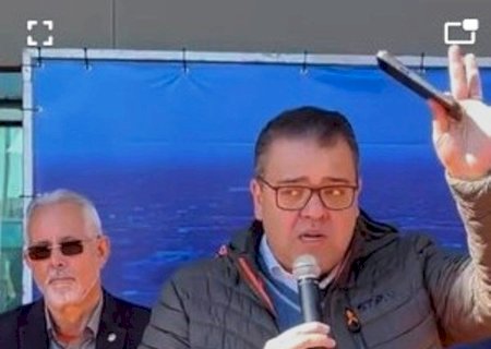 ALAN GUEDES MOSTRA CELULAR, INDICANDO TER PROVAS CONTRA OPOSITORES