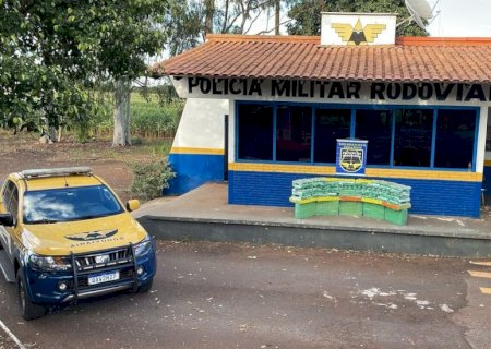 DOIS SÃO PRESOS COM QUASE MEIA TONELADA DE MACONHA EM CAMINHONETE