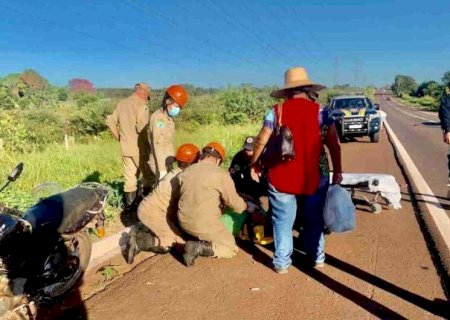 MOTOCICLISTA FICA FERIDO AO DESVIAR DE CAMINHÃO E ATROPELAR ANTA