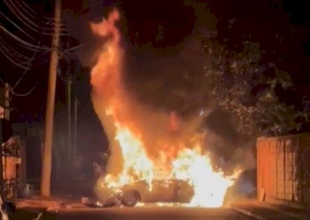 HOMEM INVADE CASA DA EX, QUEBRA MEDIDA PROTETIVA E QUEIMA O CARRO DELA