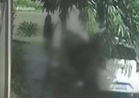 CASAL É FLAGRADO FAZENDO SEXO EM CALÇADA DE ÁREA RESIDENCIAL DE MS