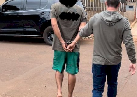 HOMEM ARMADO COM FACA INVADE RESIDÊNCIA, AMEAÇA VÍTIMA PARA ROUBAR E ACABA PRESO