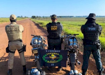 POLÍCIA APREENDE 30 QUILOS DE DROGAS QUE ERAM TRANSPORTADOS EM DUAS MOTOS