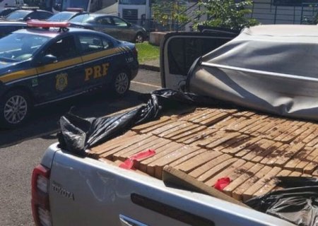 HOMEM É FLAGRADO COM PISTOLA E MAIS DE 1,4T DE MACONHA EM CAMINHONETE FURTADA