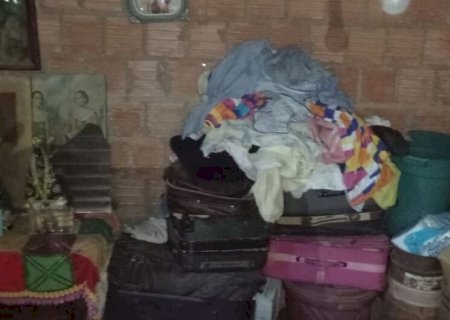 IDOSA É RESGATADA APÓS SER TRANCADA EM CASA SEM ÁGUA E COMIDA
