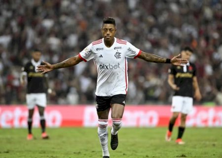FLAMENGO ATROPELA VASCO E APLICA SUA MAIOR GOLEADA NA HISTÓRIA