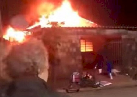 INCÊNDIO DESTRÓI CASA E EX-MARIDO É SUSPEITO APONTADO POR VIZINHOS