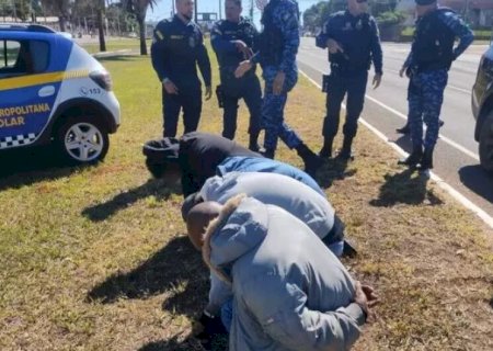 FINGINDO SEREM POLICIAIS, HOMENS INVADEM RESIDÊNCIA E FAZEM FAMÍLIA REFÉM