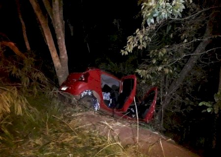 JOVEM MORRE E DUAS MULHERES FICAM FERIDAS APÓS CARRO SAIR DA PISTA E BATER EM ÁRVORE