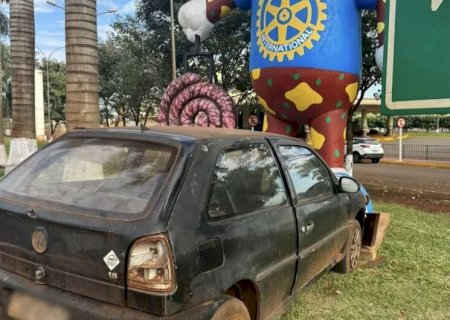 MOTORISTA COLIDE EM MONUMENTO DA LINGUIÇA DE MARACAJU