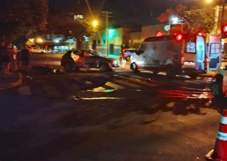 CARRO CAPOTA APÓS COLISÃO E CADEIRINHA SALVA CRIANÇAS EM DOURADOS