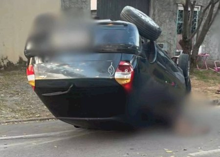 MOTORISTA MORRE APÓS VEÍCULO COLIDIR CONTRA SUV E CAPOTAR