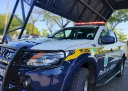 HOMEM BÊBADO XINGA, AMEAÇA FAMÍLIA E ACABA PRESO