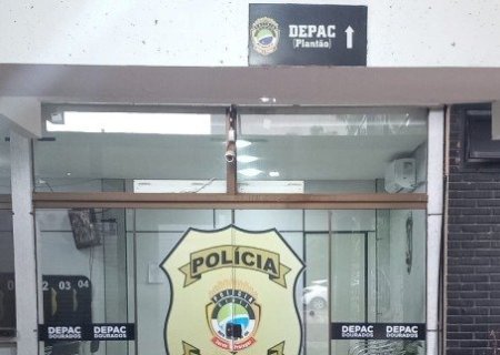 HOMEM LEVA FACADA NAS COSTAS EM CASA USADA POR USUÁRIOS DE DROGAS