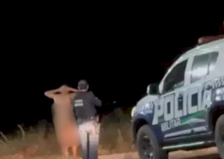 HOMEM É DETIDO PELA PM APÓS TENTAR INVADIR ESCOLA PELADO