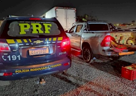 HOMEM TENTA FUGIR, MAS É PRESO EM CAMINHONETE COM MAIS DE 2T DE MACONHA