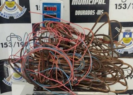 HOMEM É FLAGRADO APÓS PULAR MURO DE RESIDÊNCIA PARA FURTAR FIAÇÃO ELÉTRICA