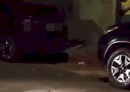 HOMEM É ASSASSINADO COM VÁRIOS TIROS NA CABEÇA NA FRENTE DA ESPOSA