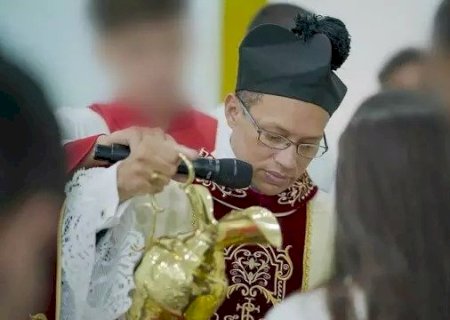 PARÓQUIA PEDE ORAÇÕES PARA PADRE ACUSADO DE ASSEDIAR COROINHA