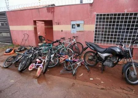 POLÍCIA 'ESTOURA' DEPÓSITO DE LADRÕES E USA CAMINHÃO PARA RECOLHER TUDO