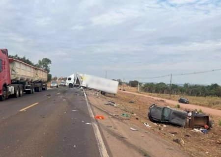 MOTORISTA FICA PRESO ÀS FERRAGENS APÓS ACIDENTE ENTRE TRÊS VEÍCULOS