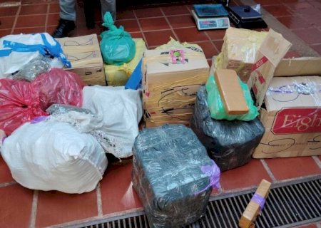 FARDOS DE DROGAS SÃO APREENDIDOS EM ENTREPOSTO NA FRONTEIRA