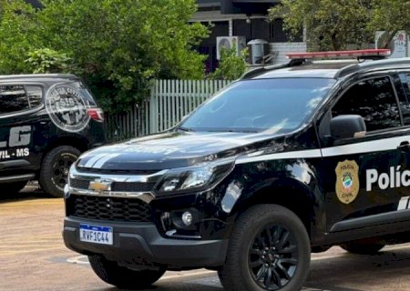 HOMEM SOBE EM TORRE DE TELEFONIA, ATEIA FOGO E MOBILIZA BOMBEIROS