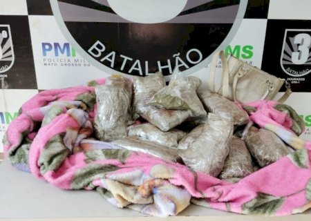 MULHER É DETIDA COM MAIS DE 6KG DE HAXIXE EM ABORDAGEM NO TREVO DA BANDEIRA