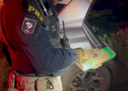HOMEM FOGE E ABANDONA VEÍCULO CARREGADO COM QUASE 900 KG DE MACONHA