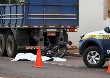 MOTOCICLISTA MORRE EM COLISÃO COM CARRETA ESTACIONADA NA AVENIDA GUAICURUS