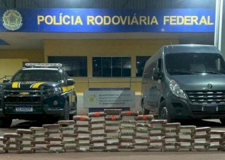 DOIS SÃO PRESOS COM COCAÍNA E MACONHA EM VAN