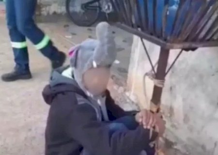COM TOUCA DE ELEFANTE, JOVEM É AMARRADO POR VIZINHOS EM LIXEIRA APÓS FURTO
