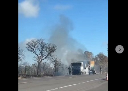 CARRETA EM CHAMAS NA BR-163 ESPALHA FOGO NA VEGETAÇÃO