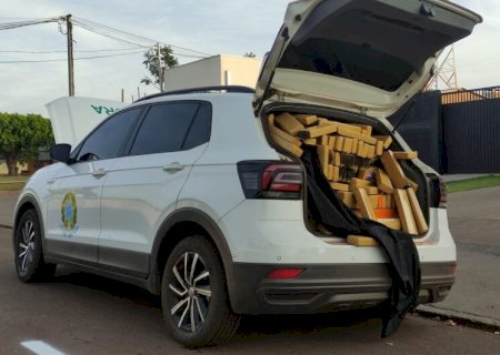 CARRO ROUBADO COM ADESIVO FALSO DO INCRA É APREENDIDO COM MACONHA