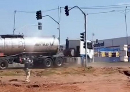 CAMINHONEIRO BÊBADO SÓ PARA VEÍCULO APÓS PRF ATIRAR CONTRA OS PNEUS