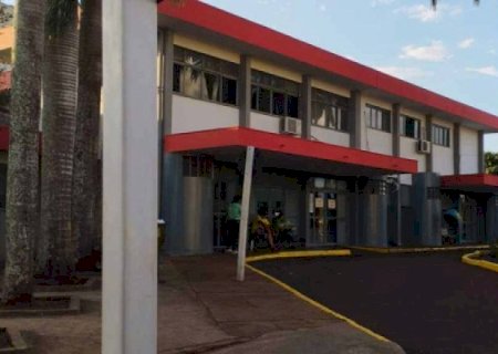 EM DOURADOS, GRUPO DERRUBA PORTÃO, ESFAQUEIA DONO DA CASA E FOGE LEVANDO UMA MOTO