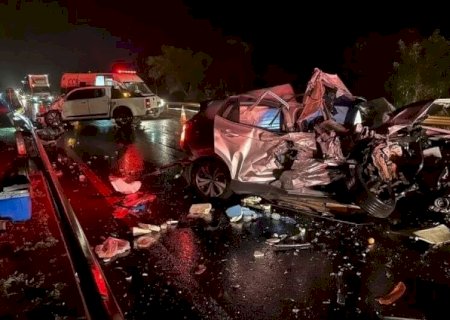 ACIDENTE COM TRÊS VEÍCULOS DEIXA RASTRO DE DESTRUIÇÃO NA BR-163 E NINGUÉM SE FERE