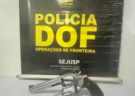 HOMEM TENTA SE LIVRAR DA POLÍCIA JOGANDO ARMA ÀS MARGENS DE RODOVIA, MAS ACABA PRESO