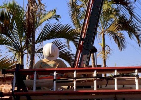 OPERAÇÃO IDENTIFICA FIAÇÃO CLANDESTINA DE DUAS EMPRESAS E FAZ RETIRADA DE CABOS EM POSTES