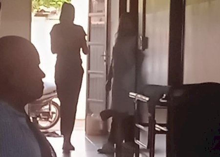 EM DOURADOS, IDOSA SOFRE NA FILA COM VAGAROSIDADE DE PROFISSIONAL