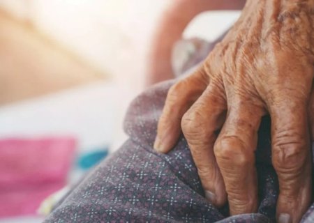 IDOSO CAI DE MACA EM INSTITUIÇÃO DE REPOUSO E MORRE 14 DIAS DEPOIS