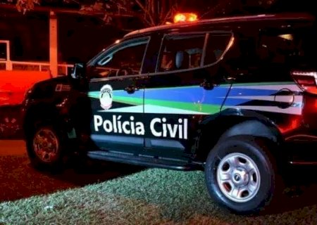 POLICIAIS FLAGRAM MARIDO ESPANCANDO MULHER COM BARRA DE FERRO