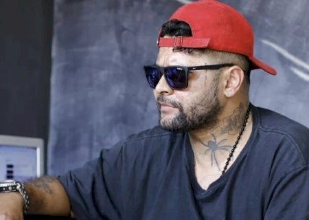 TATUADOR QUE FICOU CEGO APÓS SER ATACADO PELA EX É DETIDO APÓS AGREDIR NOVA COMPANHEIRA