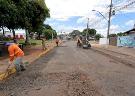TAPA-BURACOS E RECAPEAMENTO SÃO INTENSIFICADOS NA REGIÃO DA PRAÇA PARAGUAIA EM DOURADOS